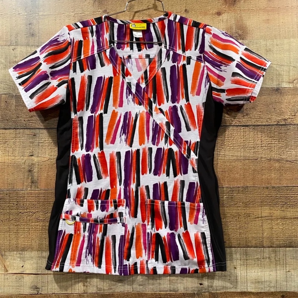 Wonderwink Colorful Scrub Top with Red & Purple Abstract Design Size Small